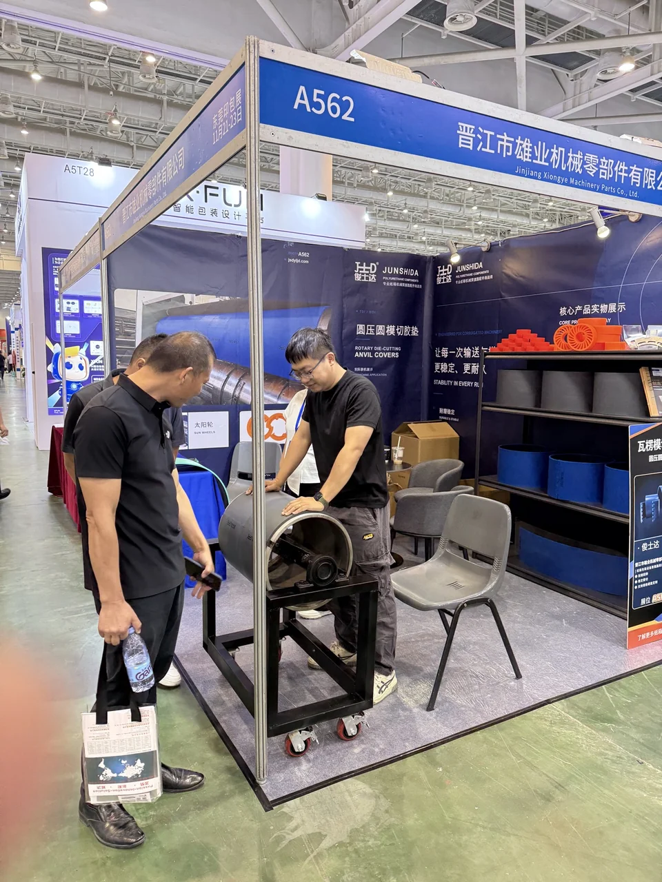 JUNSHIDA team demonstrating a polyurethane component at CXPE Xiamen